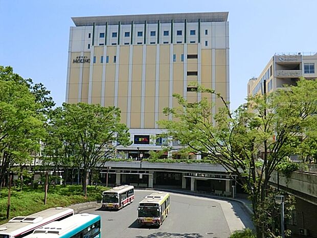新百合ヶ丘オーパ 2600m 新百合ヶ丘駅前。ファッションや日用品、生活雑貨など多彩なお店が揃っています。