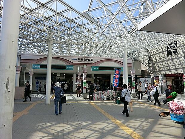 小田急小田原線『新百合ヶ丘』駅 2600m 快速急行が発着する駅で、新宿まで約23分、渋谷まで約26分で移動可能。都心部へのアクセスが良好です。