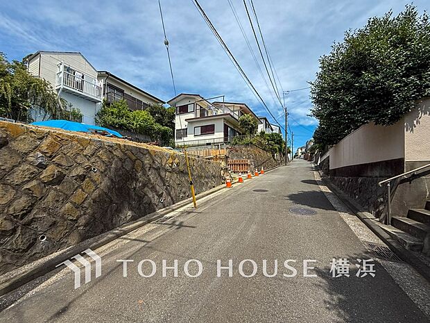 穏やかな住環境で子育てファミリーにもおすすめです。（2026年8月撮影）