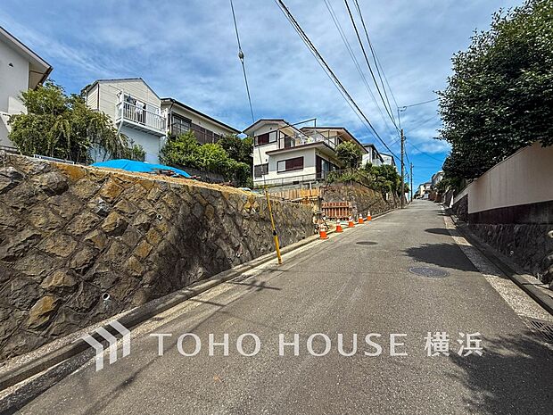 子育て環境、生活利便に優れた住環境に立地し、ゆとりある生活が送れます。（2026年8月撮影）