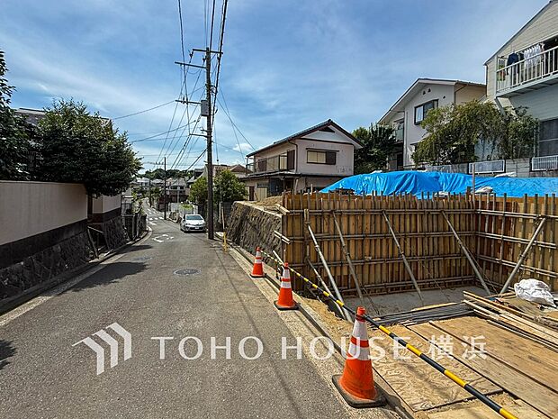 十分な広さのカースペースは、お車2台分の広さがあります。（2026年8月撮影）
