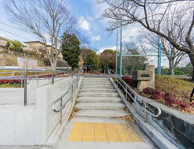 富岡第三公園　110m　住宅街に立地する見通しの良い公園。徒歩約3分の距離は毎日のお散歩コースにもいいですね。 