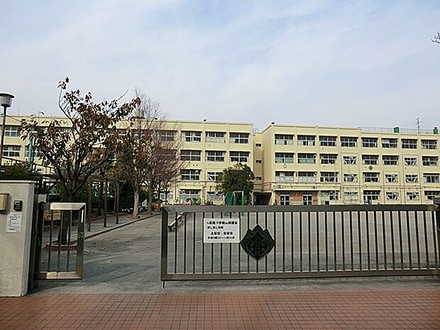 横浜市立西富岡小学校　750m　徒歩10分。小学校が近いのは子育てファミリーにもおすすめのポイントです。 