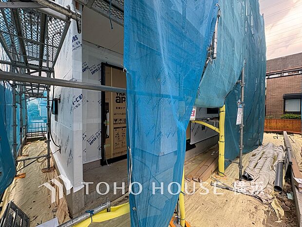 お住まいの顔となる玄関。住まう方のプライドを満たすクオリティを備えています。（2026年8月撮影）