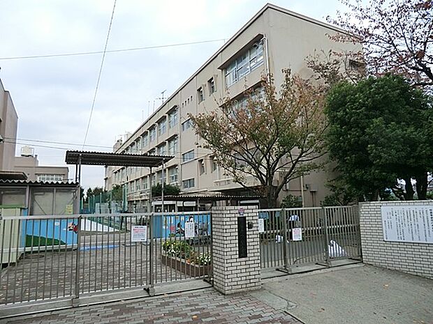 横浜市立つつじが丘小学校　160m　徒歩2分。小学校が近いのは子育てファミリーにもおすすめのポイント。 