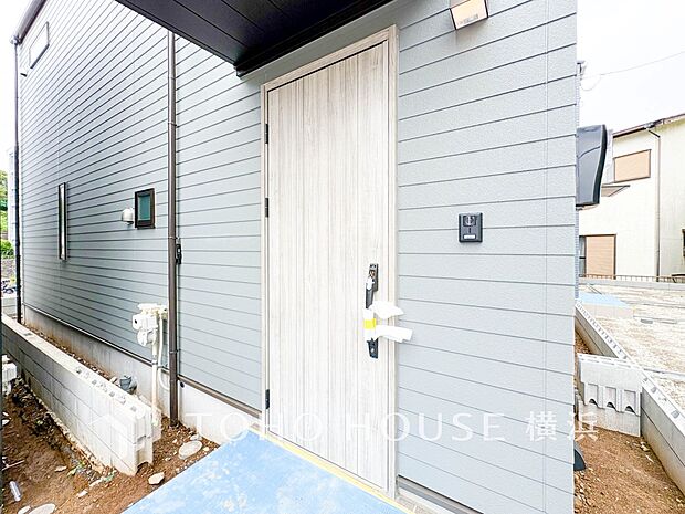 お住まいの顔となる玄関。住まう方のプライドを満たすクオリティを備えています。 