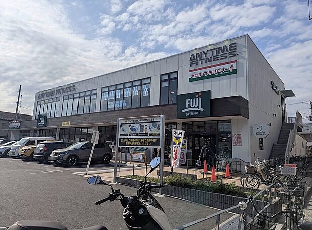 Fuji根岸橋店 850m 生鮮食料品を中心として豊富な品揃え、品質鮮度にこだわったお店です。