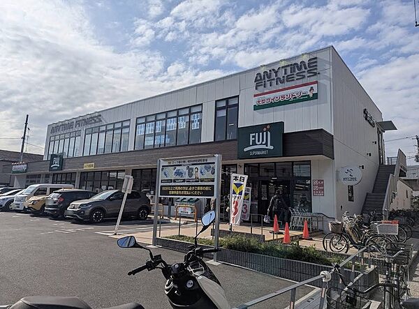 Fuji根岸橋店　850m　生鮮食料品を中心として豊富な品揃え、品質鮮度にこだわったお店です。