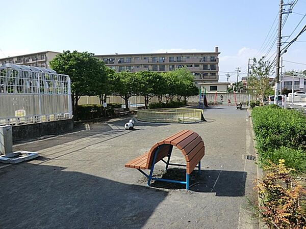 磯子腰越公園　260m　プールがあり、夏には公園で遊ぶ子どもたちと、プールで遊ぶ子どもたちの声が混じって賑やかです。