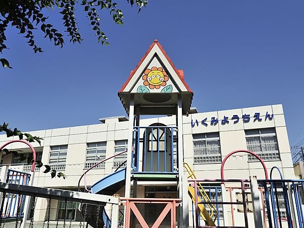 育美幼稚園　1000m　明るくのびのび、遊んで育つ！子供は遊ぶのが一番の仕事です。給食もお弁当も預かり保育もあります。