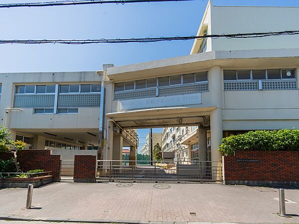 横浜市立岡村中学校　300m　徒歩4分。部活などで帰りが遅くなっても安心の距離です。