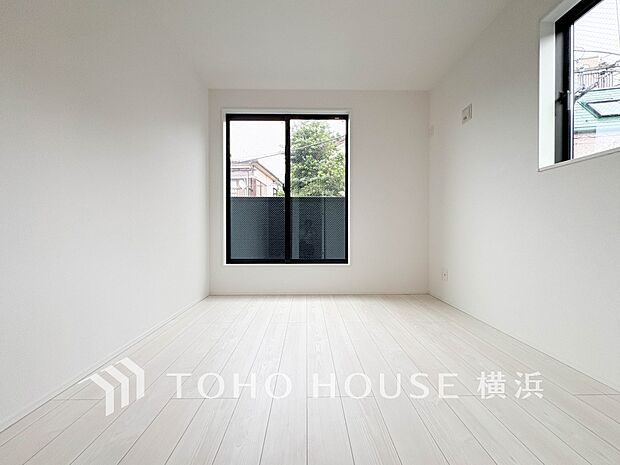 通風・採光にも優れ、心地よい光と風があふれています。プライベートな自分時間を快適に過ごせるお部屋。