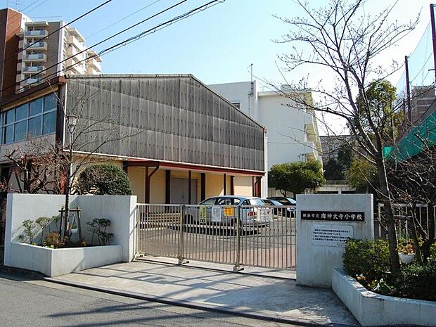 横浜市立南神大寺小学校　700m　徒歩11分。小学校が近いのは子育てファミリーにもおすすめのポイントです。 
