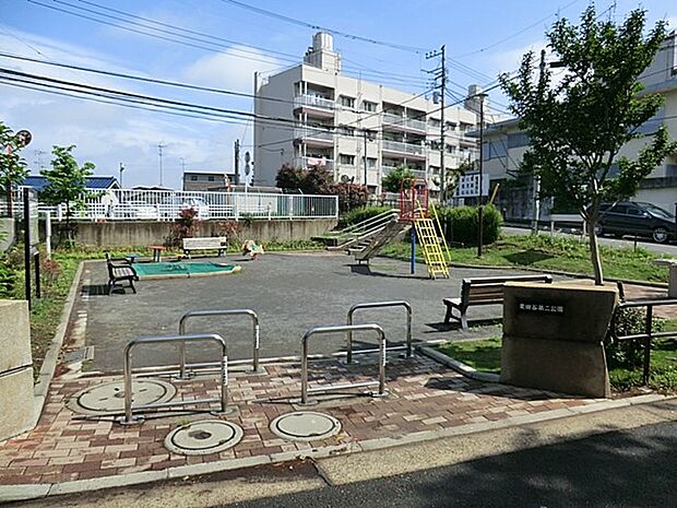 栗田谷第二公園　350m　コンパクトな敷地ですが、遊具やベンチなどがあり、お子様の毎日の公園遊びにおススメの場所です。   
