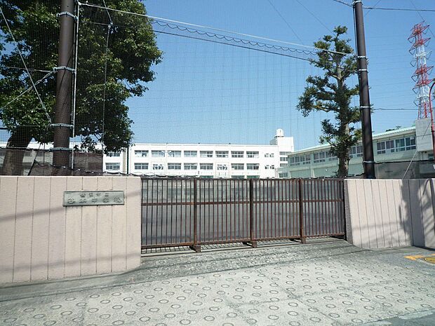 横浜市立谷本中学校 300m 徒歩4分。部活などで帰りが遅くなっても安心の距離感です。