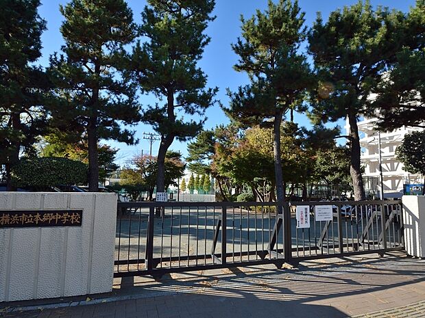 横浜市立小山台中学校 1200m 徒歩18分。中学生の体力づくりにはぴったりの距離かもしれませんね。