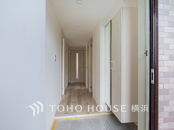上質感漂う玄関と廊下。居住者の帰り、訪れる方を優しく迎えてくれます。