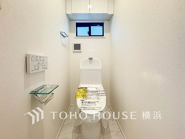 換気と明るさに配慮した、清潔感溢れるトイレ。落ち着いた空間で安らぎのひとときをお過ごしいただけます。