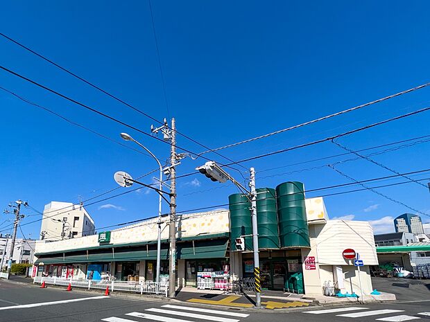 Fuji伊勢町店 190m 食卓を飾る新鮮な食料品が毎日揃います。家族の笑顔を思い浮かべながらお買い物も楽しいです。