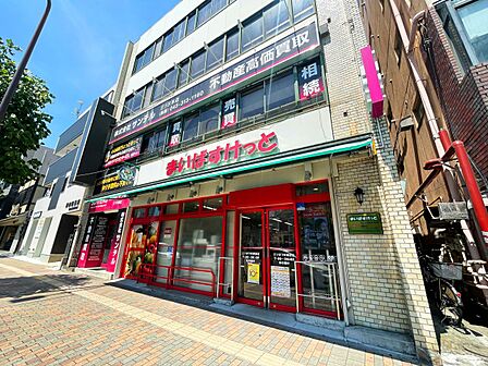 まいばすけっと三ツ沢下町駅前店 500m 深夜まで営業しているため、急な買い物にも重宝する利便性の高い都市型ミニスーパーです。