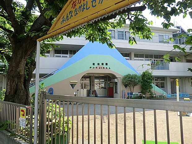 桂幼稚園　200m　園内の保育だけでなく子供の歩ける範囲で散歩に出かけます。安全に対する行動力や判断力を身に付けます。 