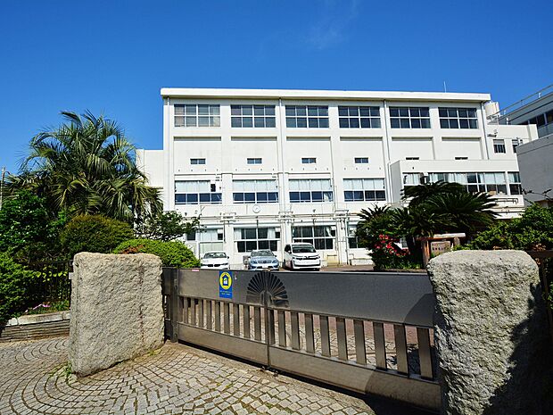 横浜市立高田東小学校　1000m　徒歩13分。お友達との会話も弾む通学路。お子様のかけがえのない思い出に。 