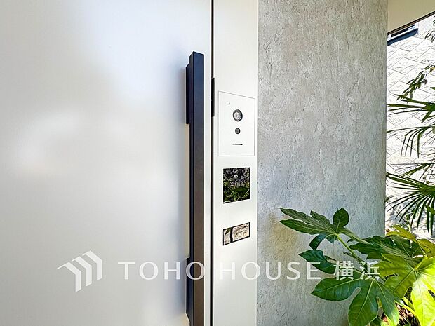 誰が来てもわかる様にモニター付きインターホンを設置。快適と安らぎを合わせた優しい設計。