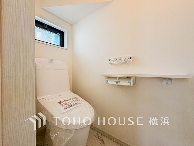 換気と明るさに配慮した、清潔感溢れるトイレ。落ち着いた空間で安らぎのひとときをお過ごしいただけます。