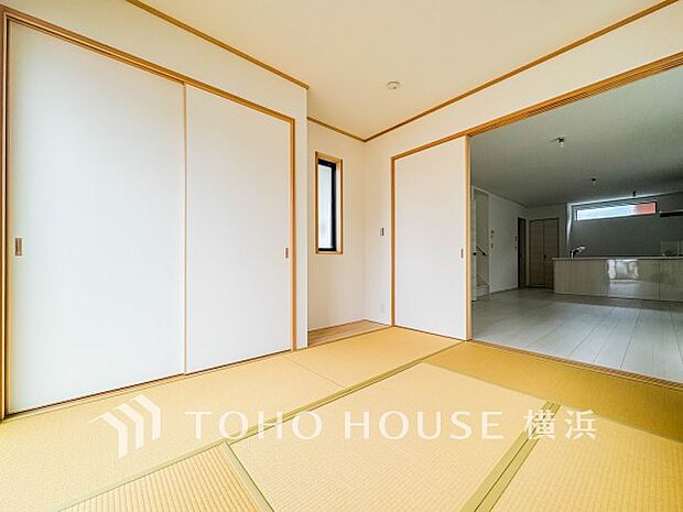 足を伸ばしてゆっくりとくつろげる、癒しの空間。モダンな和室で癒しタイムを。