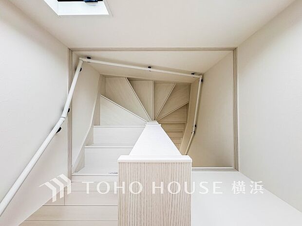各フロアを結ぶ階段。集いの空間と一人の時間を楽しむプライベートルームをバランスよく繋いでいます。