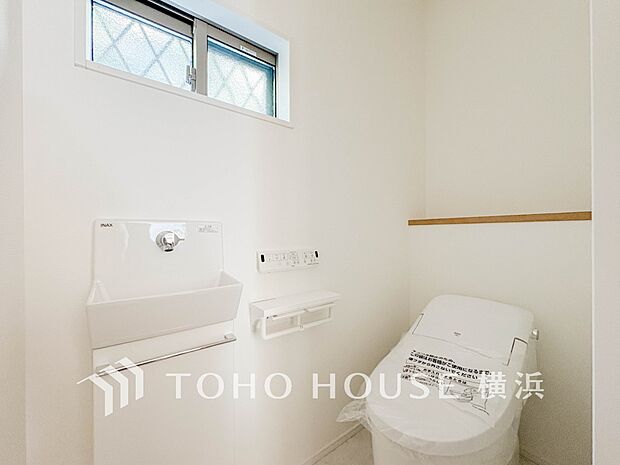 換気と明るさに配慮した、清潔感溢れるトイレ。落ち着いた空間で安らぎのひとときをお過ごしいただけます。