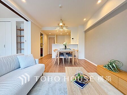豊かな光が照らすこの場所は、たわいもない会話を楽しみ、ゆったりとした時間を過ごす場所。