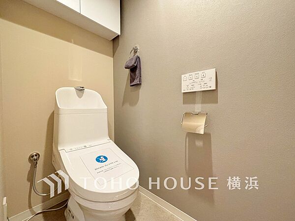 清潔感溢れるトイレ。落ち着いた空間で安らぎのひとときをお過ごしいただけます。