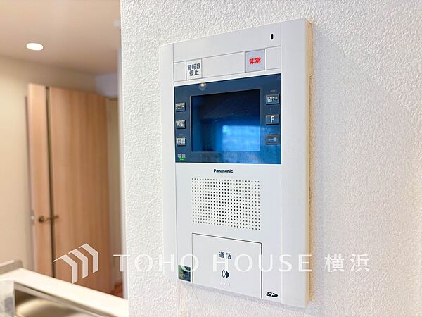 誰が来てもわかる様にモニター付きインターホンを設置。快適と安らぎを合わせた優しい設計。