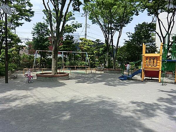 中神地公園　700m　住宅地にあるのんびりした雰囲気の公園。滑り台などの遊具もあり、見通しもよい公園です。