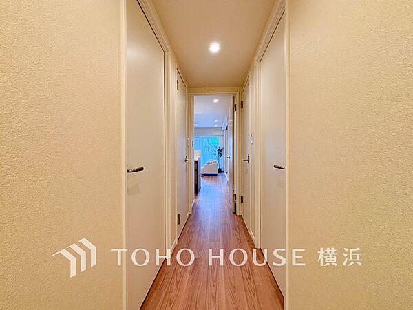 上質感漂う玄関と廊下。居住者の帰り、訪れる方を優しく迎えてくれます。