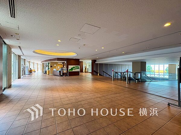 美しいエントランスは、優美な佇まいで、住むことに誇りを持てる空間です。