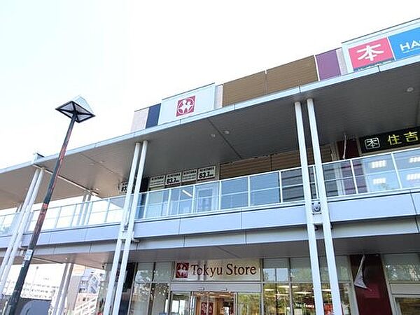 東急ストアモレラ東戸塚店　1200m　毎日の食卓を彩る食料品が品揃え豊富に揃います。駅出口で帰宅時のついでのお買い物にも大変便利。
