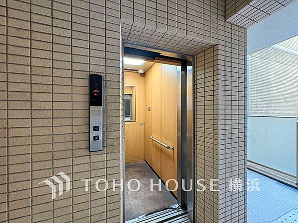 大きな荷物やお買い物帰りの重い荷物にも安心のエレベーター。