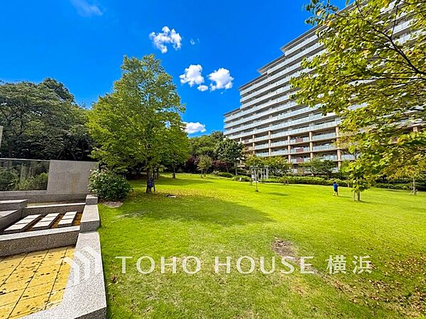 植栽の位置や開放的なエクステリアも含めて美しくトータルにデザインされております。