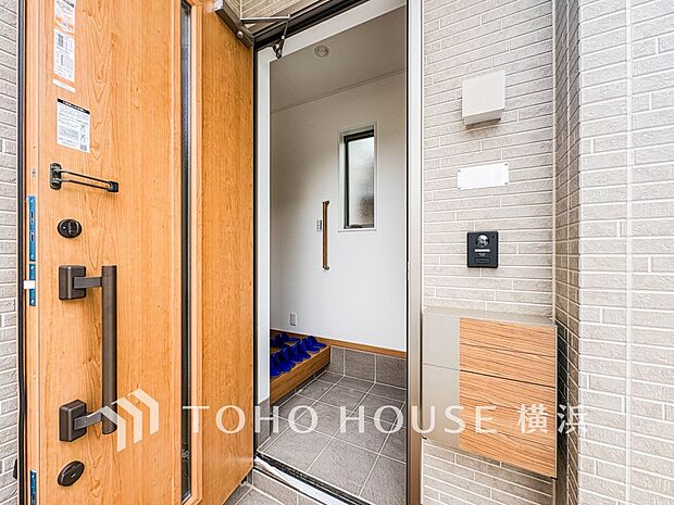 お住まいの顔となる玄関。住まう方のプライドを満たすクオリティを備えています。