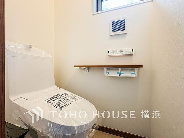 換気と明るさに配慮した、清潔感溢れるトイレ。落ち着いた空間で安らぎのひとときをお過ごしいただけます。