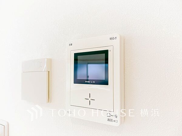 誰が来てもわかる様にモニター付きインターホンを設置。快適と安らぎを合わせた優しい設計。