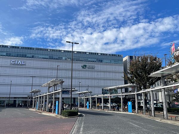 鶴見駅　1800m　横浜駅までの所要時間は約12分。朝夕のラッシュ時は当駅始発の東京方面行きの電車も。