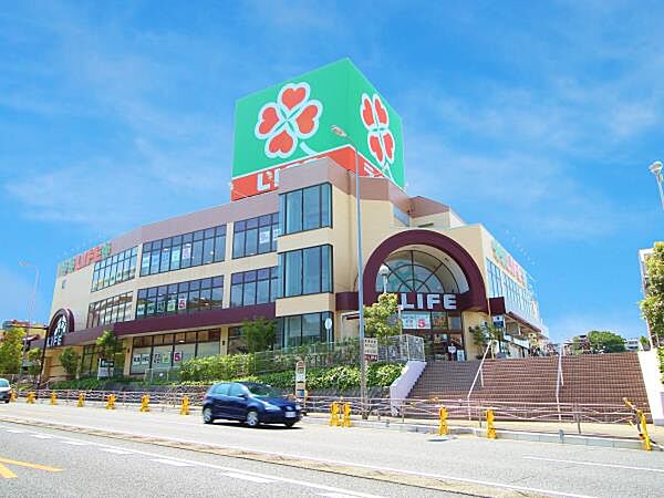 ライフ鶴見店　300m　朝9時から営業しています。駐車場台数164台で、荷物の多くなる日も安心です。