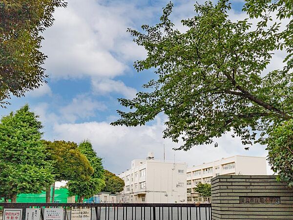 横浜市立旭小学校　1000m　徒歩13分。お友達との会話も弾む通学路。お子様のかけがえのない思い出に。