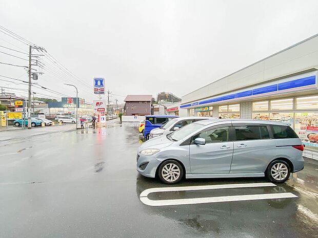 ローソン東寺尾一丁目店 300m 24時間営業。近くにあるとちょっとした買い物にも便利ですね。