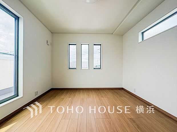 一日の疲れをいやしてくれる寝室。時を忘れて過ごす場所として過ごせるお部屋。