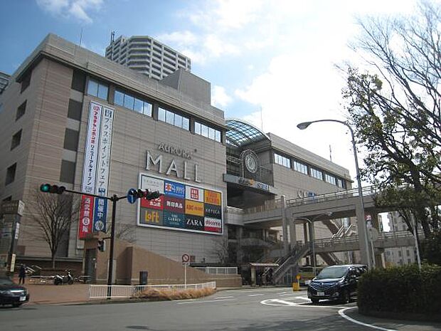 オーロラモール東戸塚 1400m 休日はご家族連れなどで賑わう東戸塚駅前にある複合商業施設。普段のお買い物からグルメまで楽しめます。