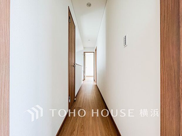 清潔感漂う廊下。各お部屋をつなぐ主要空間として美しく存在しています。